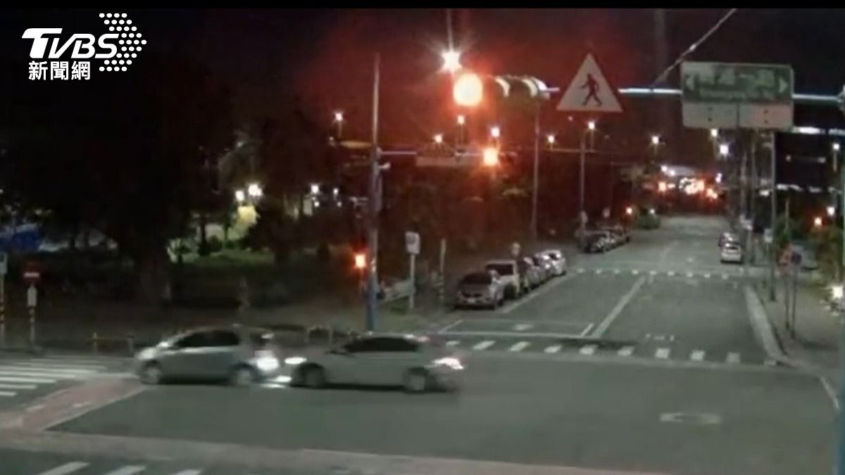 監視器拍下2車飆速追車的驚險場景。(圖/TVBS)