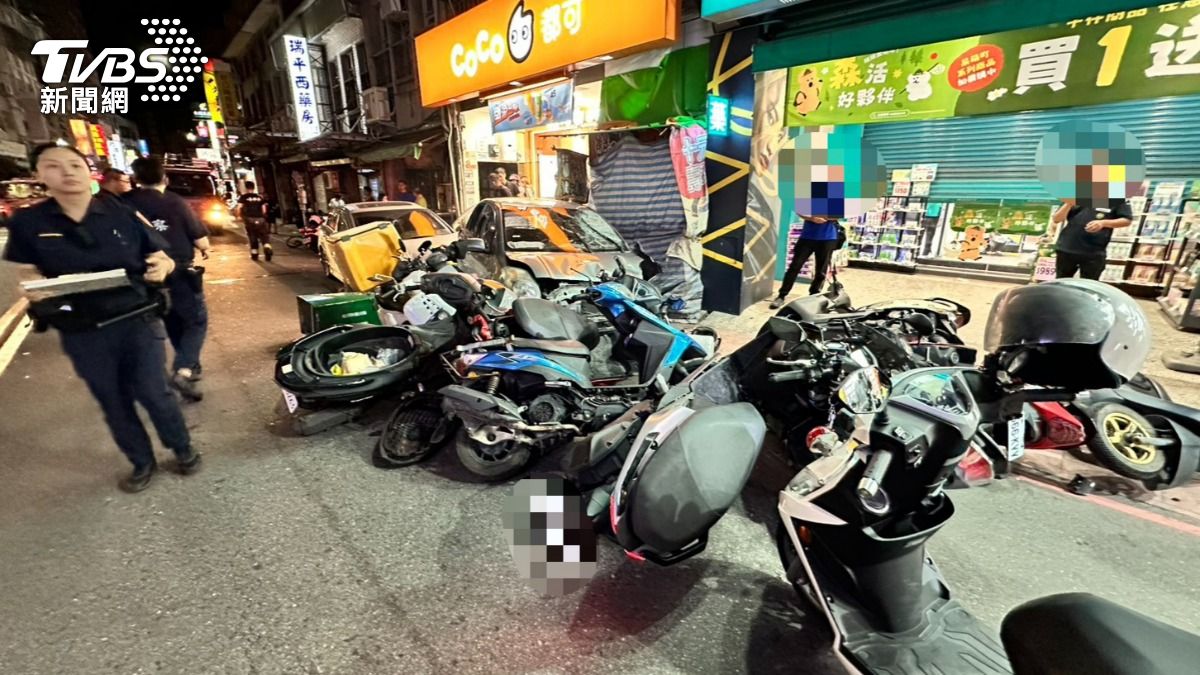 2車高速追逐後撞車。(圖/TVBS)