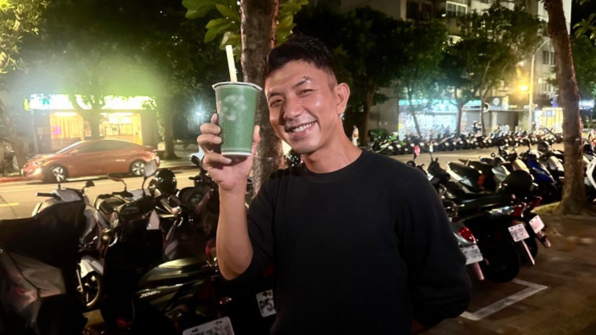 《白衣蒼狗》泰籍影帝萬洛隆甘迦再度抵台,昨開心品嘗在地美食綠豆沙。(圖/牽猴子提供)
