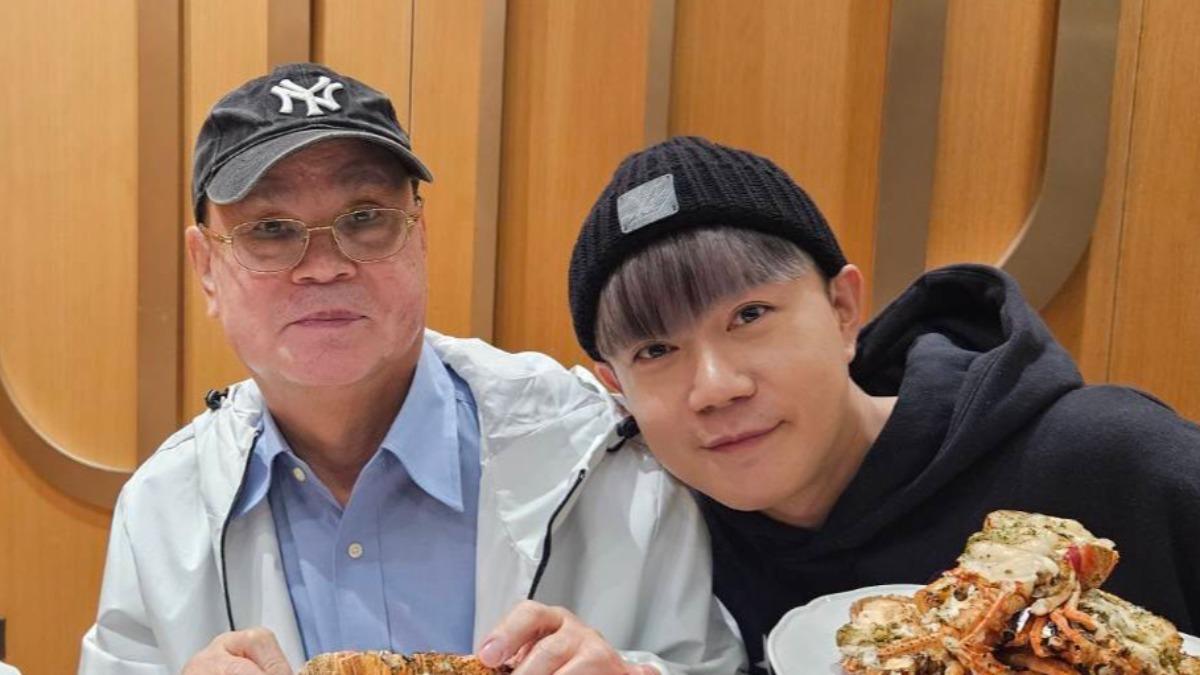 藝人李岳工作閒暇之餘,總會帶父親出門走走。(圖/李岳提供)