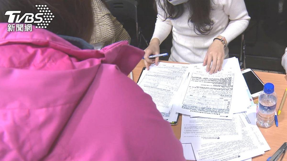 改革方向一昧調漲保費，專家認為不該與監理機構脫節。（圖／TVBS）
