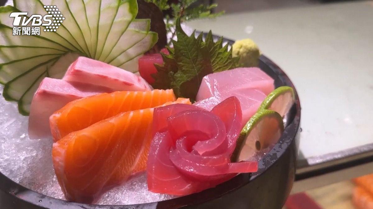鮭魚、鮪魚、旗魚、潮鯛，料理師傅利用20幾年的好手藝，一刀一刀切出生魚片，在擺到盤子上，讓人看了食指大動。（圖／TVBS）