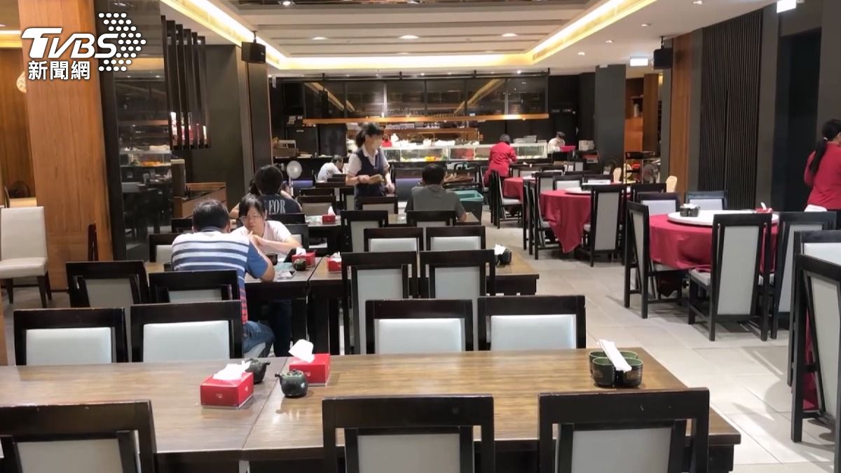 許多常客得知消息後紛紛前來用餐，一位顧客表示，大家吃東西通常都有固定的幾間店，老店一關就不見了，感到非常可惜。（圖／TVBS）