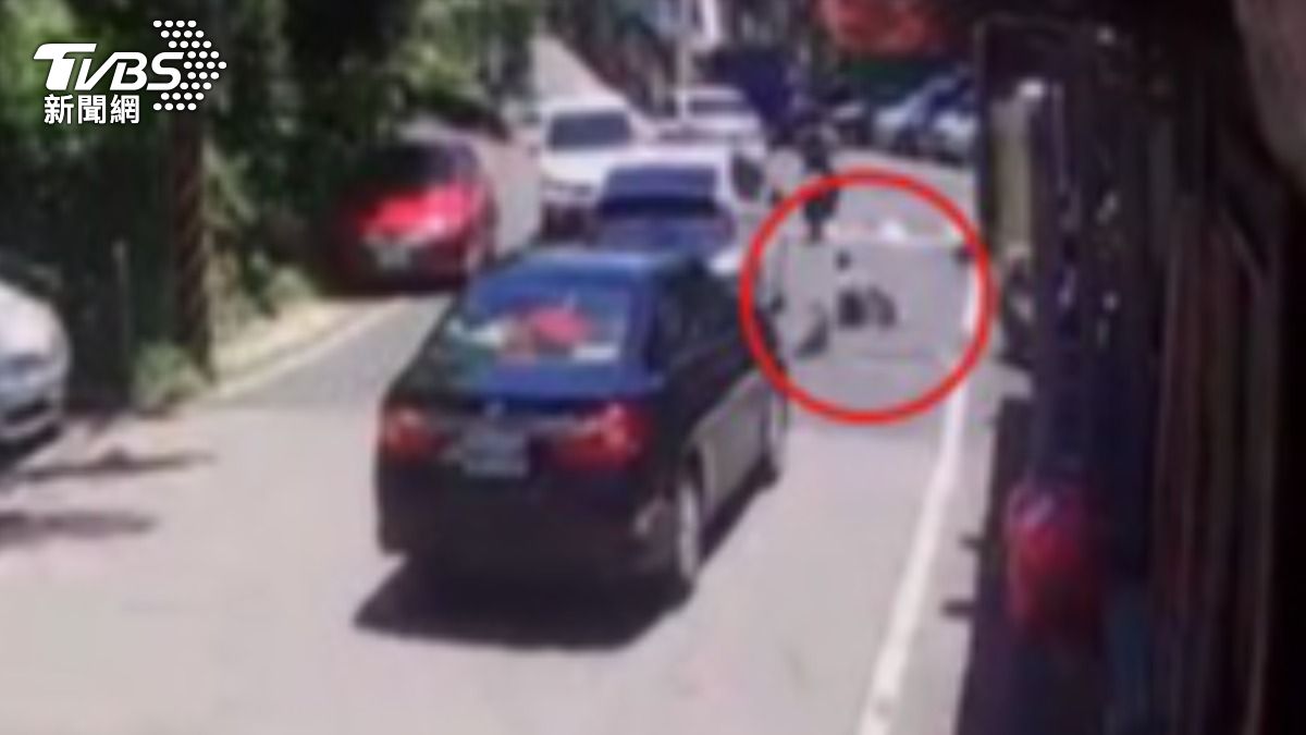 戴姓工人坐在人孔蓋邊緣,遭黑色轎車輾過不治。(圖/民眾提供)