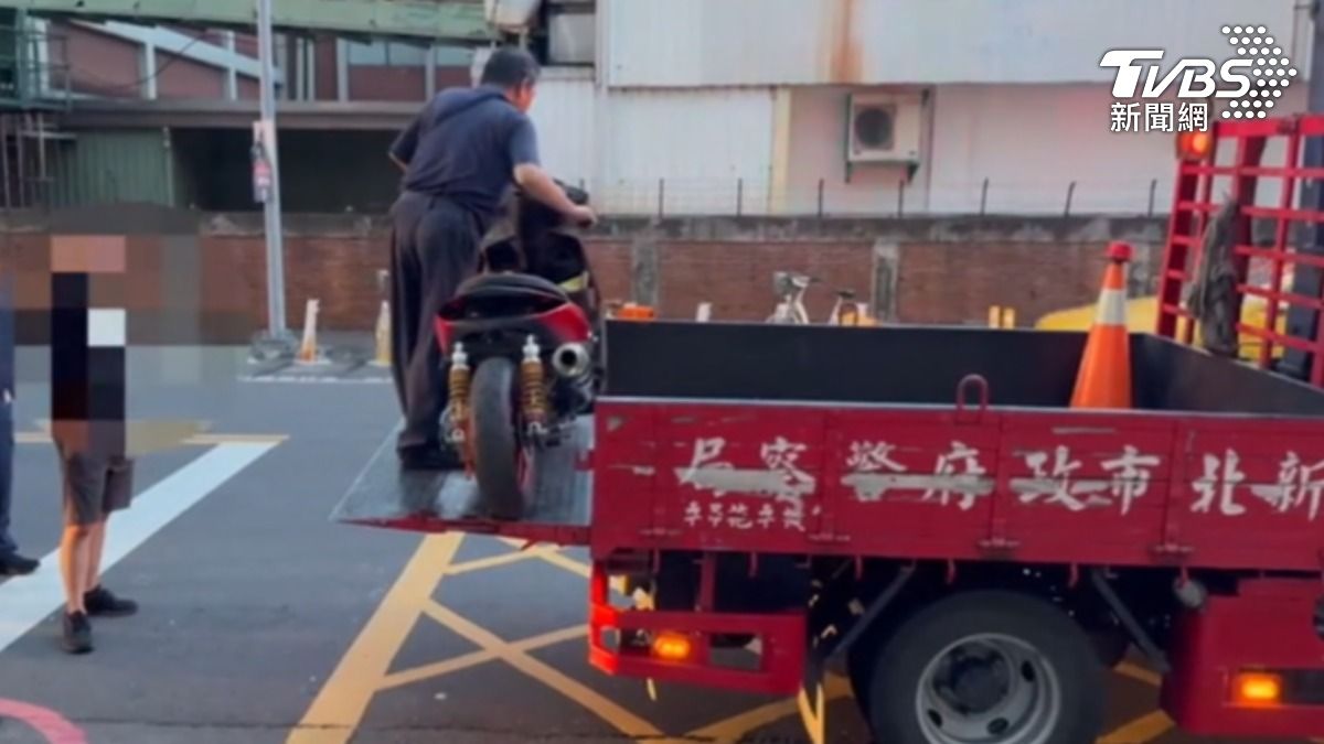 無牌紅色改裝車遭扣走。(圖/TVBS)