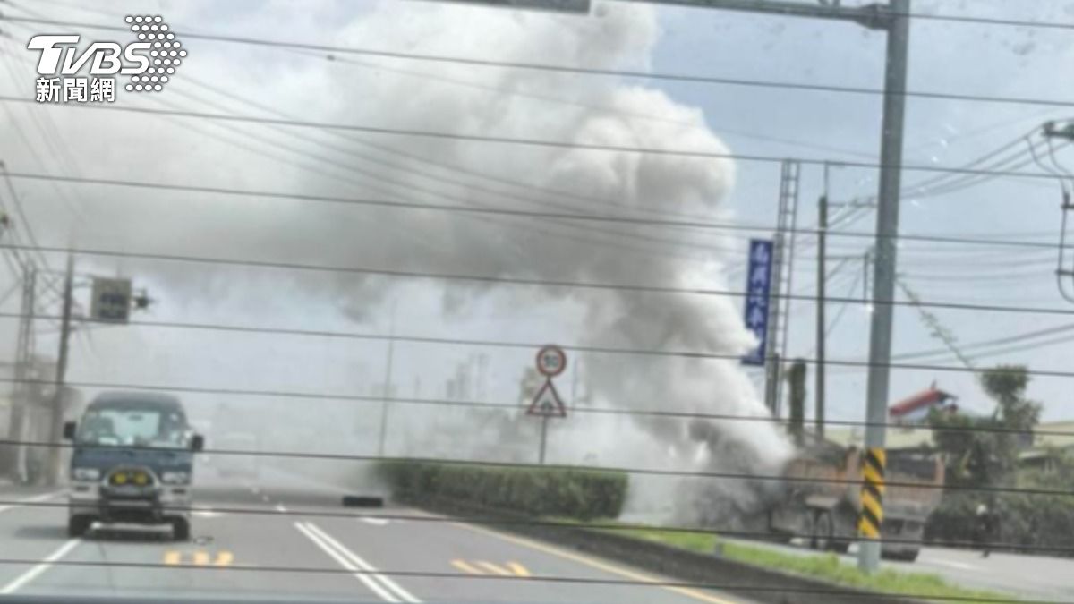 聯結車行駛突自燃，一旁加油站員見狀持滅火器救援。（圖／民眾提供）