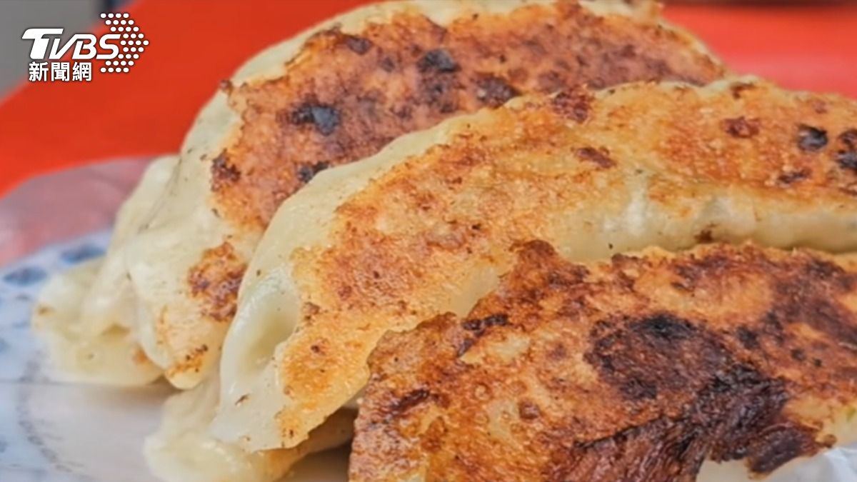 金黃大鍋貼飽足感,鍋貼店堅持40年滋味。(圖/TVBS)