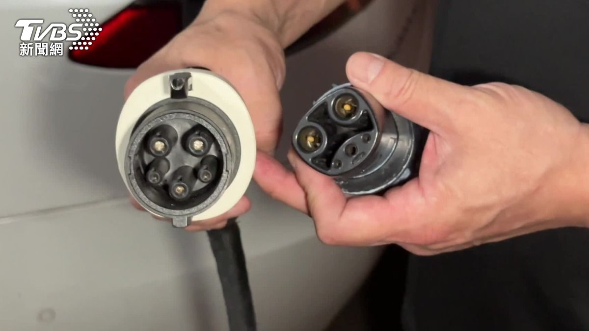 市面普遍有4種以上的充電規格，因此大多車廠會附上轉接頭，方便車主充電。（圖／TVBS）