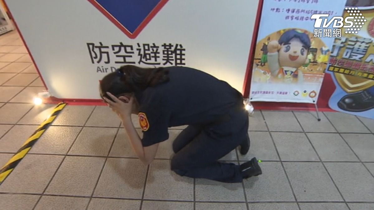 警員示範防護姿勢，兩大首要重點包括降低身體姿態、保護頭部。(圖／TVBS)