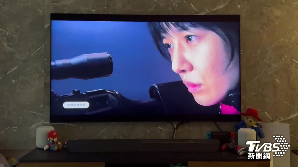 韓系8K智慧電視 面板防反光+人靠近自動開啟。（圖／TVBS）