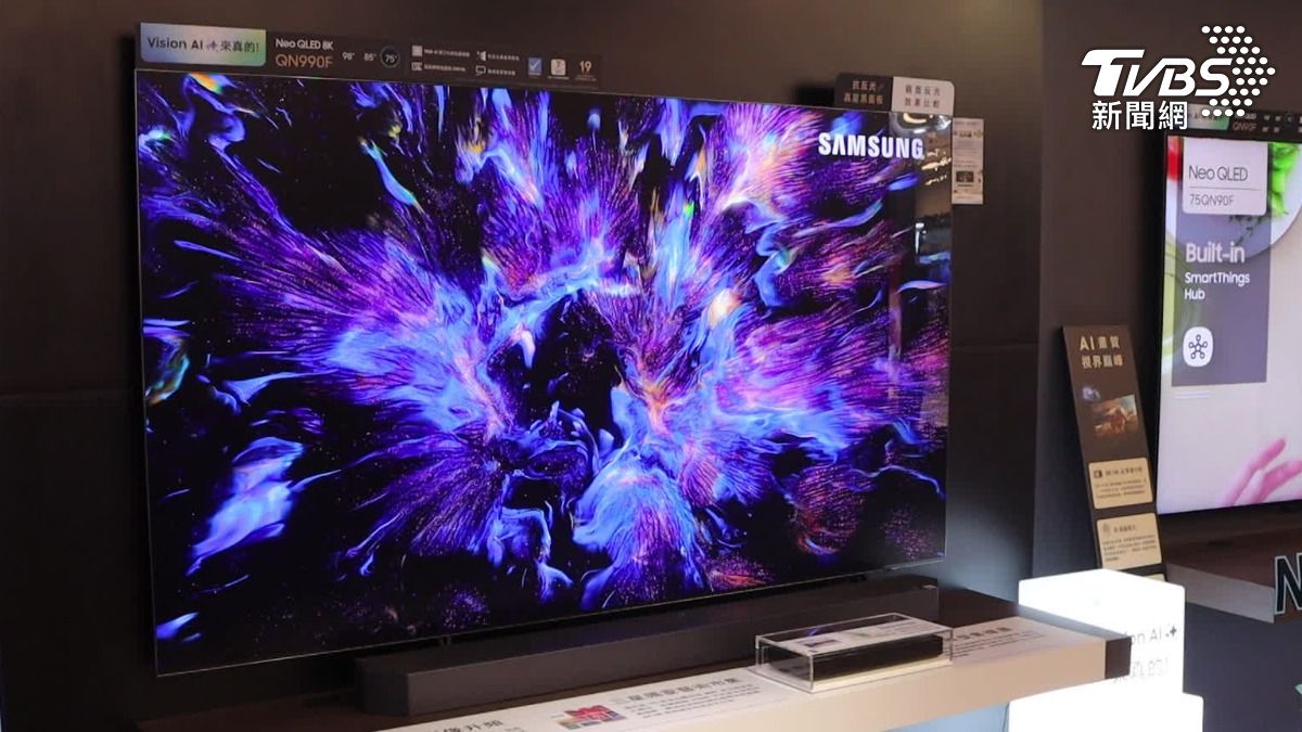 韓系8K智慧電視 面板防反光+人靠近自動開啟。（圖／TVBS）