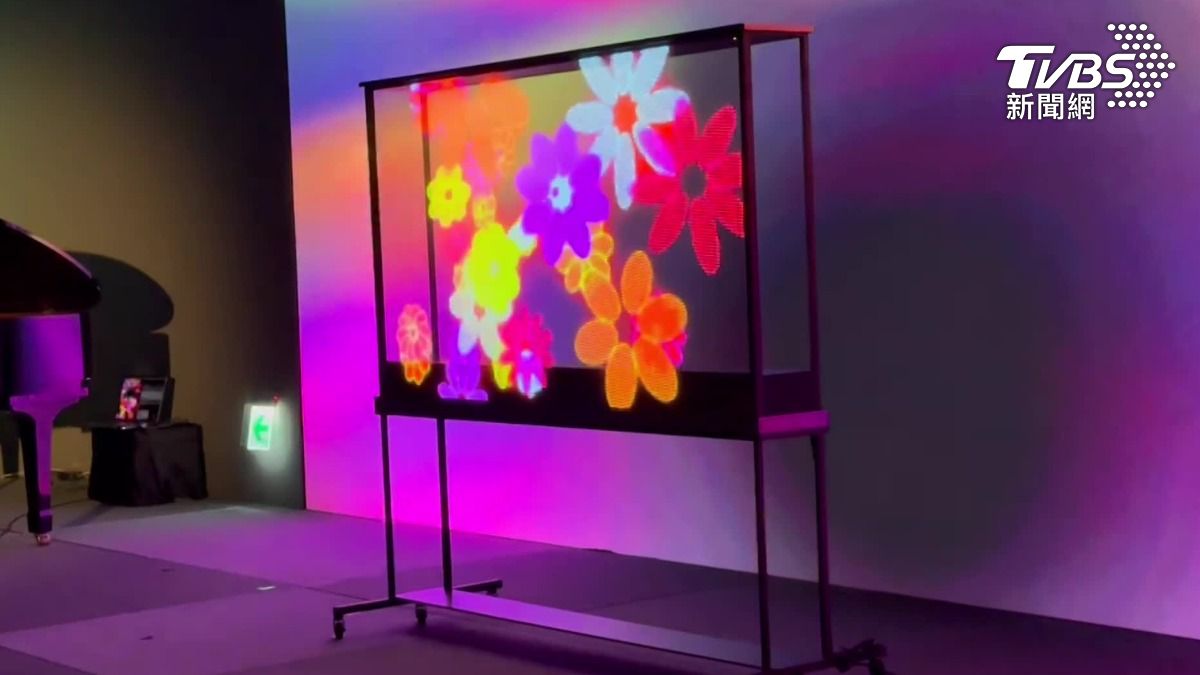 變魔術！玻璃 秒變電視 韓牌全球首款透明TV。（圖／TVBS）