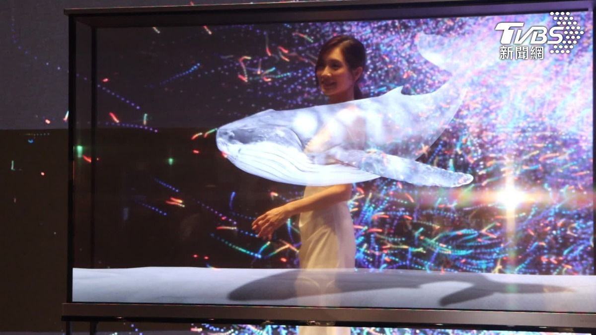 變魔術！玻璃 秒變電視 韓牌全球首款透明TV。（圖／TVBS）