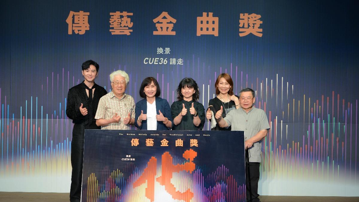 宣傳大使李國毅(左起)、音樂類召集人潘皇龍、國立傳統藝術中心主任陳悅宜、文化部政務次長李靜慧、總導演郎祖筠、戲曲類暨總召集人李國俊等於入圍名單公布記者會合影。(圖/三立提供)