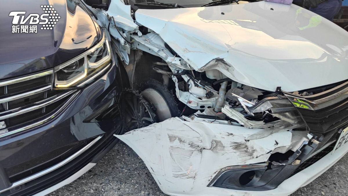 嫌犯駕駛白車右車頭近全毀，警方攔查又拒檢，狂逃50公里遭捕。（圖／TVBS）