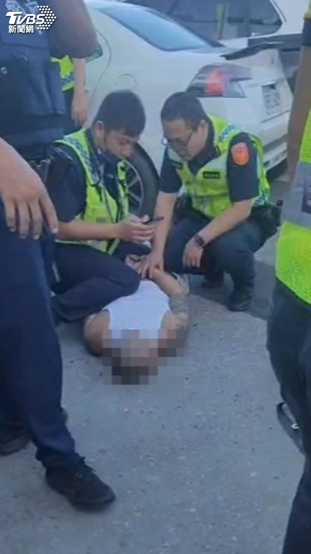 嫌犯拒絕攔查，狂逃50公里，即便警開3槍都不停，最後遭破窗壓制。（圖／TVBS）