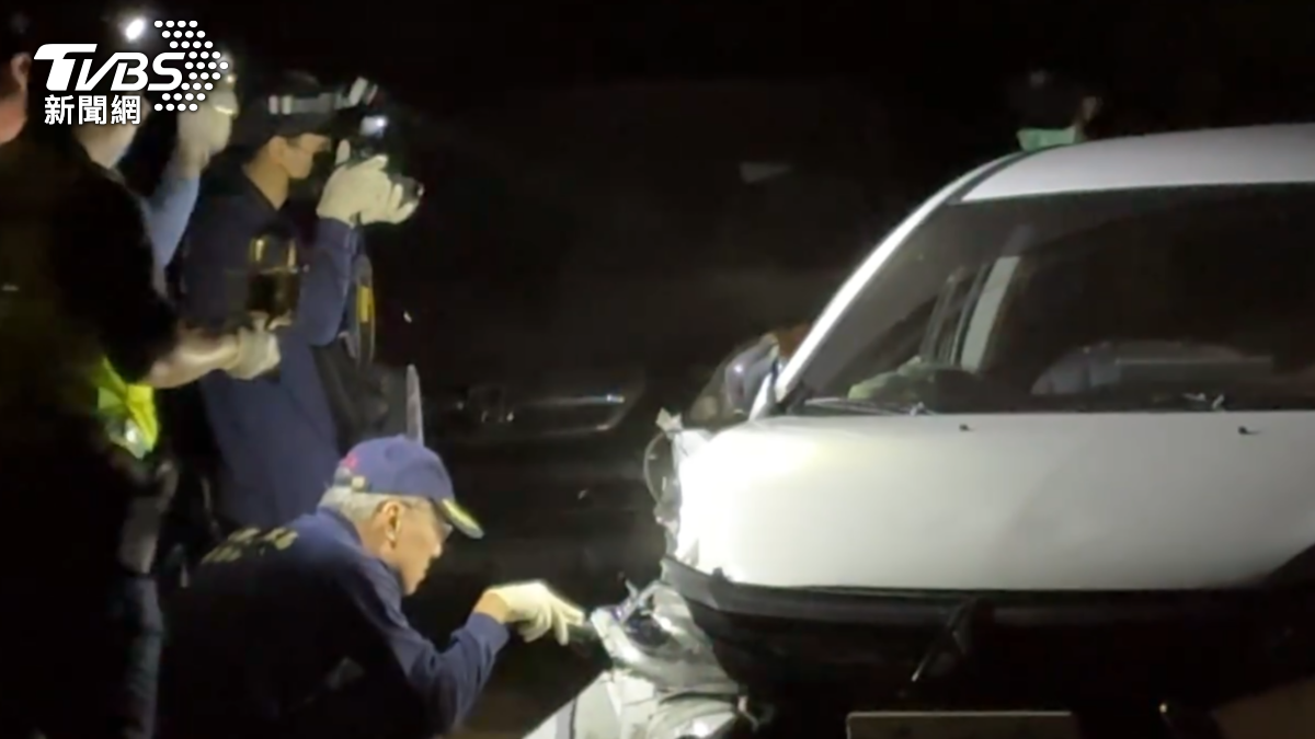 警方晚間持續搜索嫌犯汽車，初步無發現違禁品，將持續釐清嫌犯拒檢原因。（圖／TVBS）
