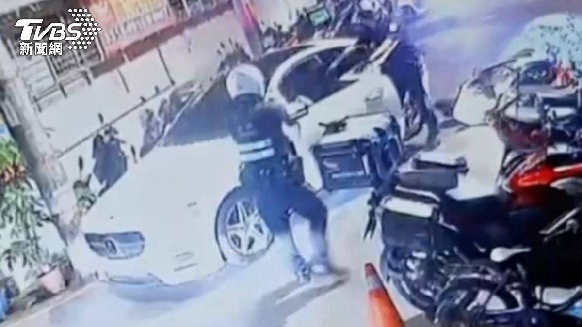 中和傳槍響!違規被攔拒檢，警連開11槍。（圖／TVBS）