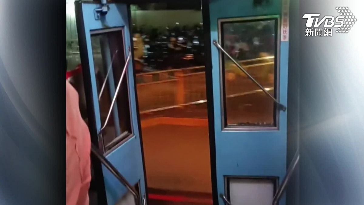 驚！基隆公車門沒關行駛 網嘆：啥時換新車。（圖／翻攝自Threads）