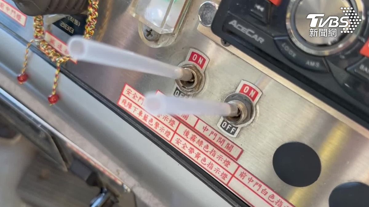驚！基隆公車門沒關行駛 網嘆：啥時換新車。（圖／TVBS）