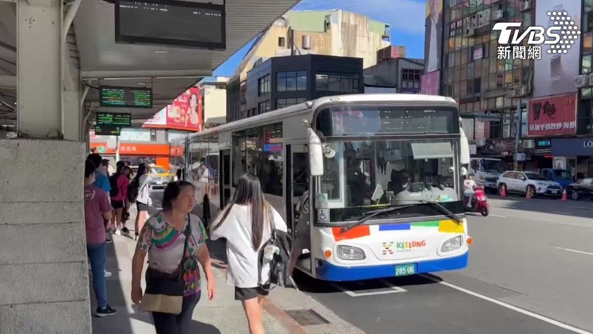 驚！基隆公車門沒關行駛 網嘆：啥時換新車。（圖／TVBS）