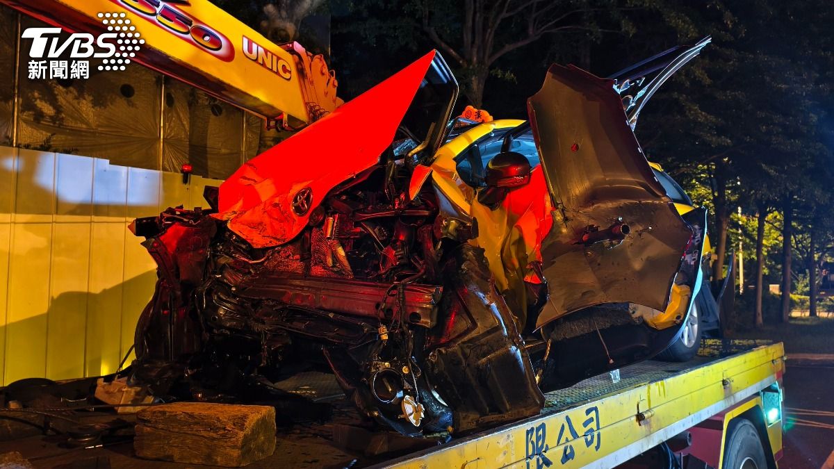 計程車車頭嚴重潰縮，40歲女性乘客雙腿骨折變形，所幸意識清楚，與67歲男司機一同送往板橋亞東醫院。（圖／陳冠宇攝）