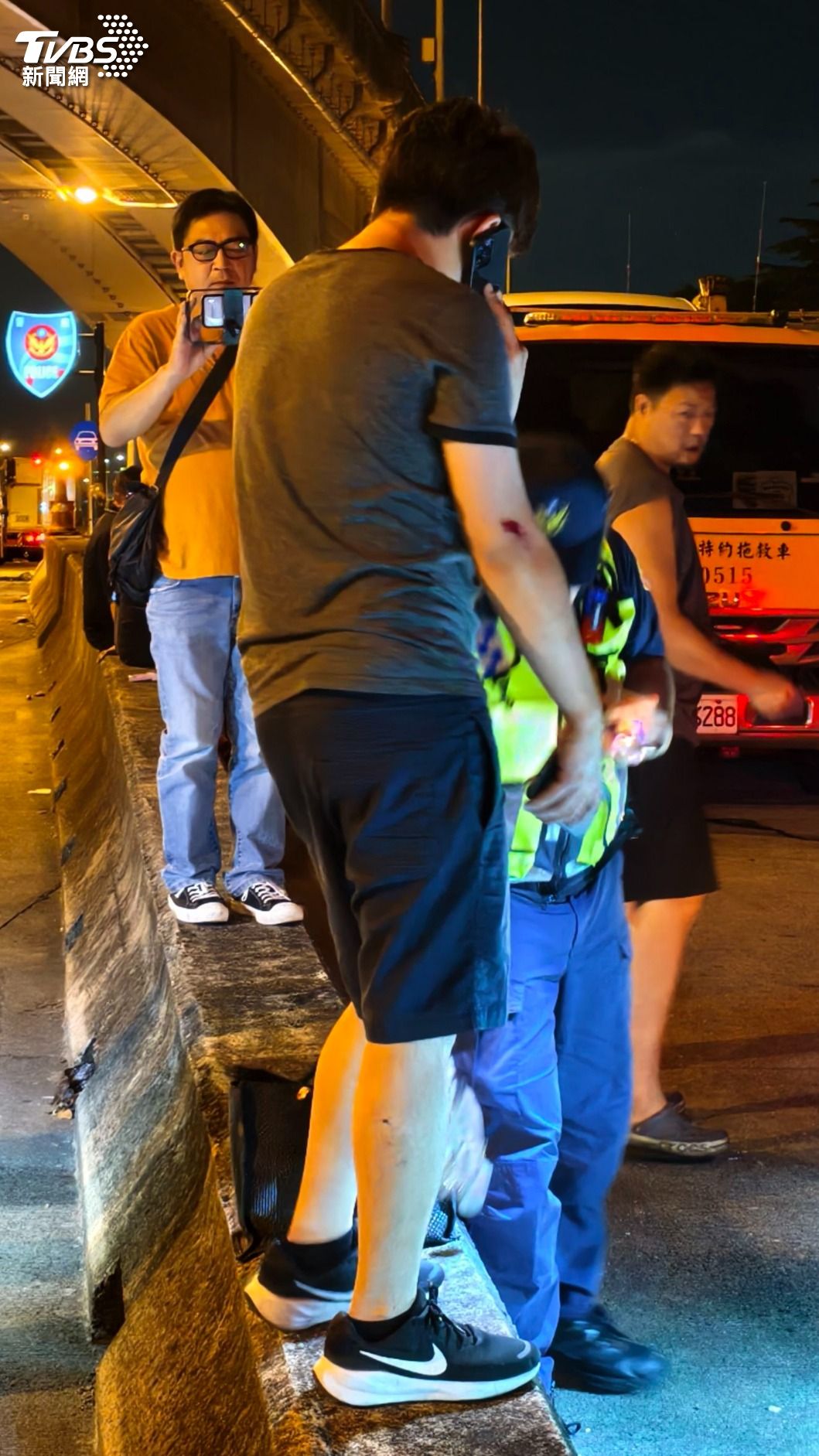 休旅車駕駛向記者表示，對事故發生經過毫無頭緒，不確定是自己先撞到他車，或是遭他車追撞。（圖／陳冠宇攝）