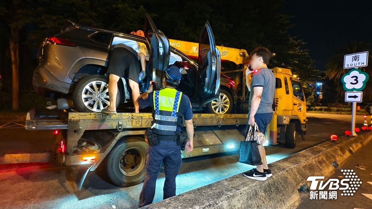 警方於事故車輛內尋找行車紀錄器。（圖／陳冠宇攝）