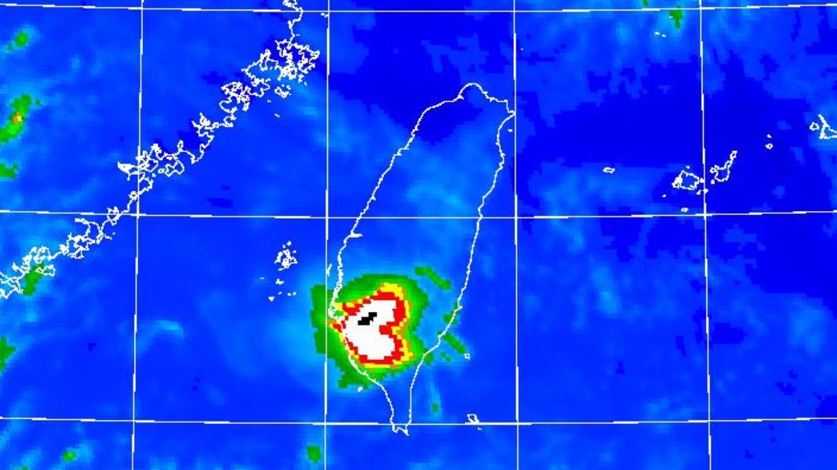 台灣上空出現愛心!鄭明典分享雲系圖 8千網友讚爆「充滿愛意」