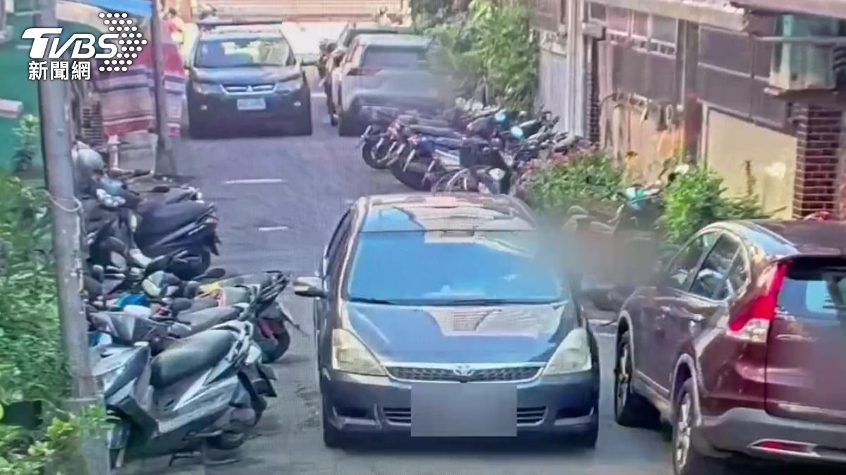 警方追車攔停嫌犯。(圖/TVBS)