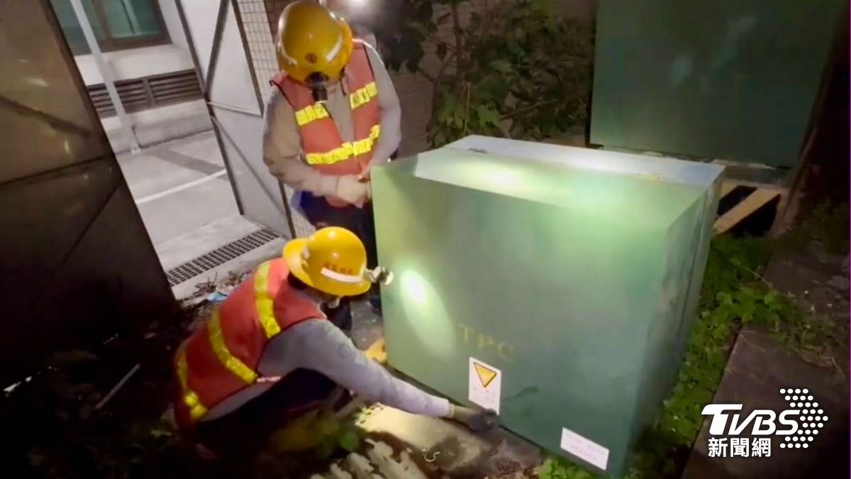 台電獲報後也趕往現場搶修。(圖/TVBS)