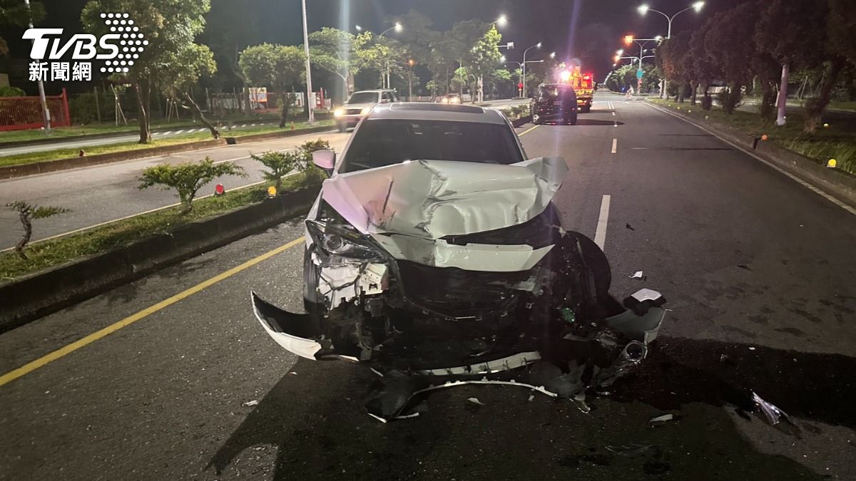 白車駕駛酒駕撞上兩部車,車頭近乎全毀。(圖/TVBS)