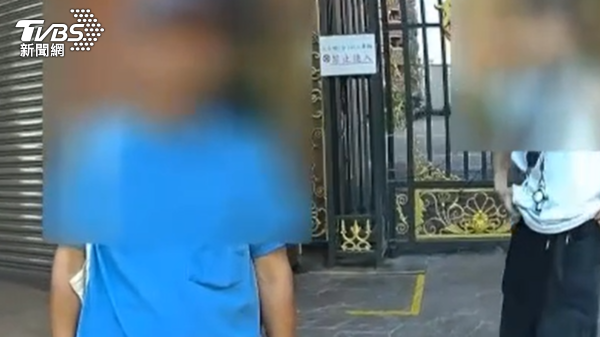 行人帝王條款不是這樣用!66歲男推倒重機,竟嗆騎士殺人。(圖/TVBS)