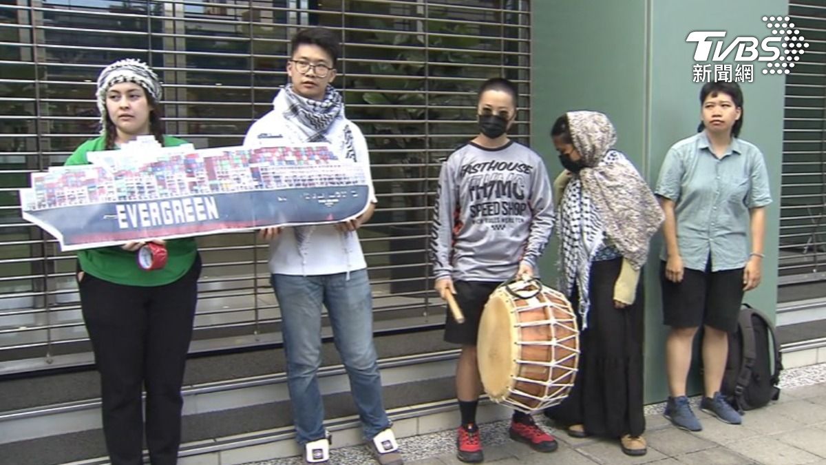 台灣巴勒斯坦自由連線人士3日一早到長榮海運總公司門口抗議。(圖/TVBS)