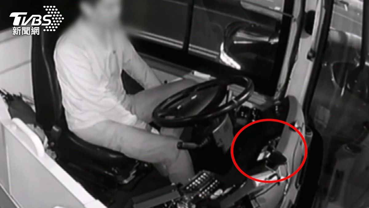 公車司機邊開車邊追劇,手機放儀表板「耳掛耳機」乘客嚇壞。(圖/TVBS)