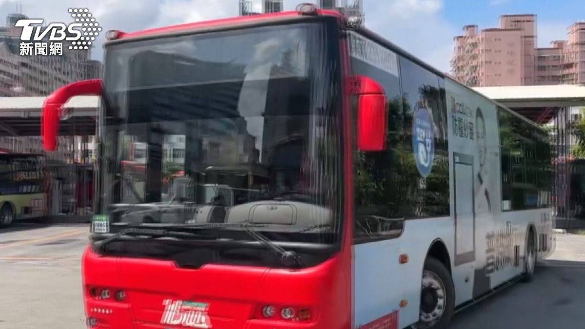 高雄公車紅62路,駕駛被乘客抓包邊開車邊追劇,公車業者祭出處份。(圖/TVBS)