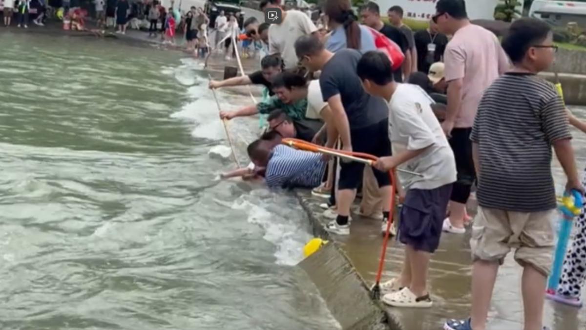 安徽一名小男孩不慎跌落溪水,被強大水流捲入橋洞底下。(圖/CCTV+)