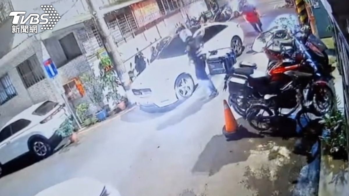 白車駕駛拒檢逃警連開11槍。(圖/TVBS)