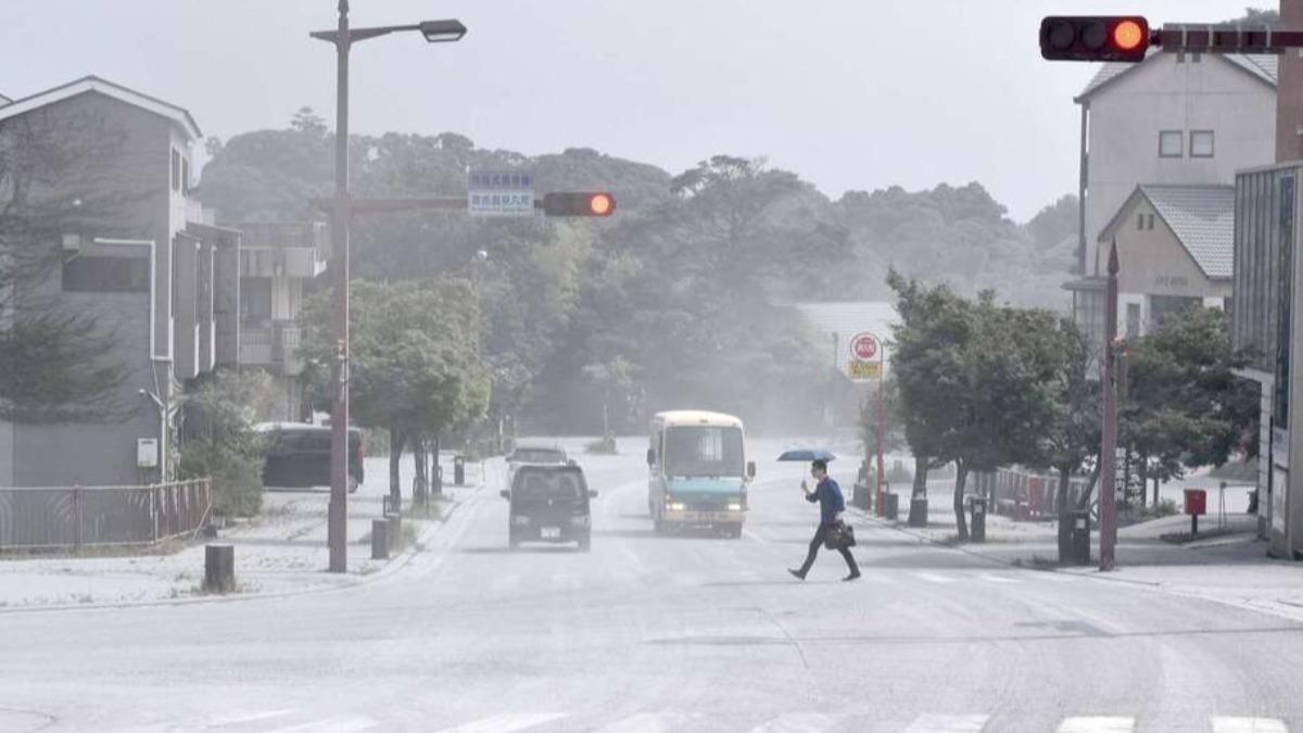 火山灰如雨般飄落。(圖/翻攝自 南日本新聞社)