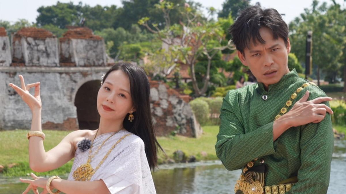 孫淑媚（左）和黃鐙輝在泰國暹羅古城76府俏皮合照。（圖／公視台語台提供）