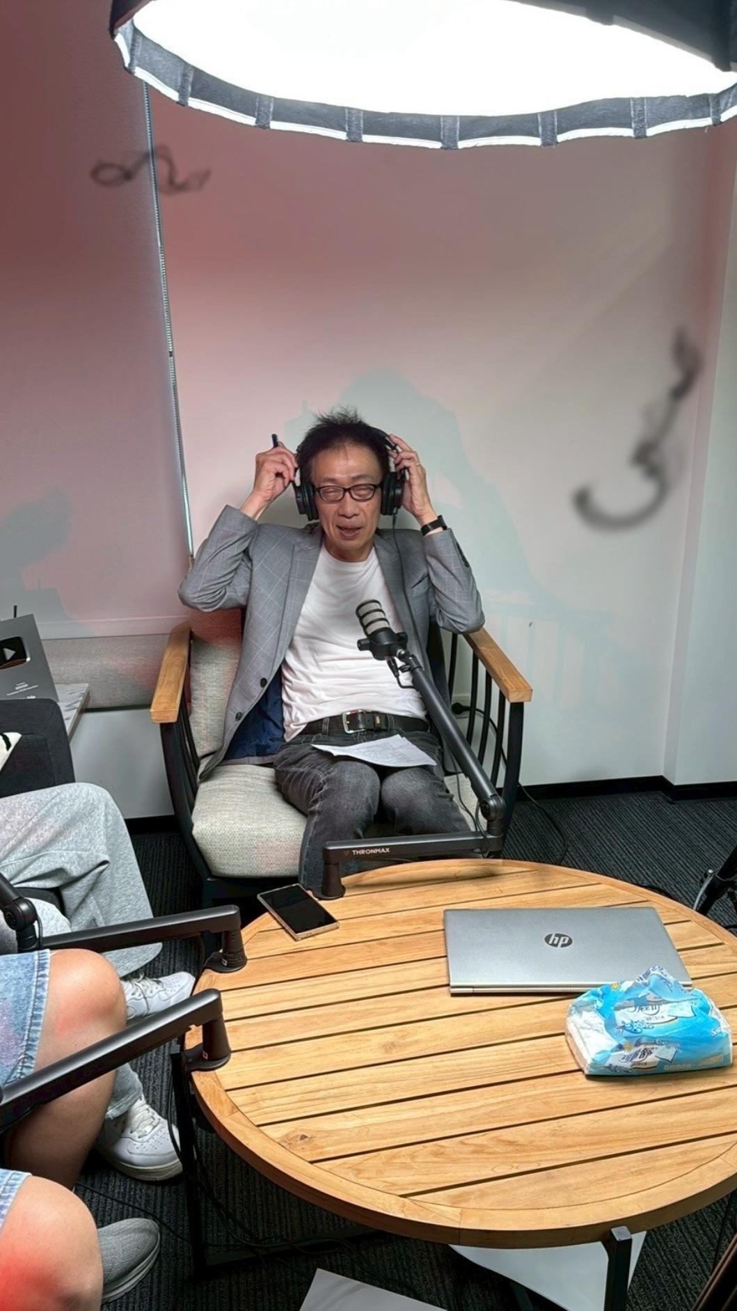 工作人員拍攝的花絮照在凌志文身旁多了詭異黑影。(圖/為民也有約提供)