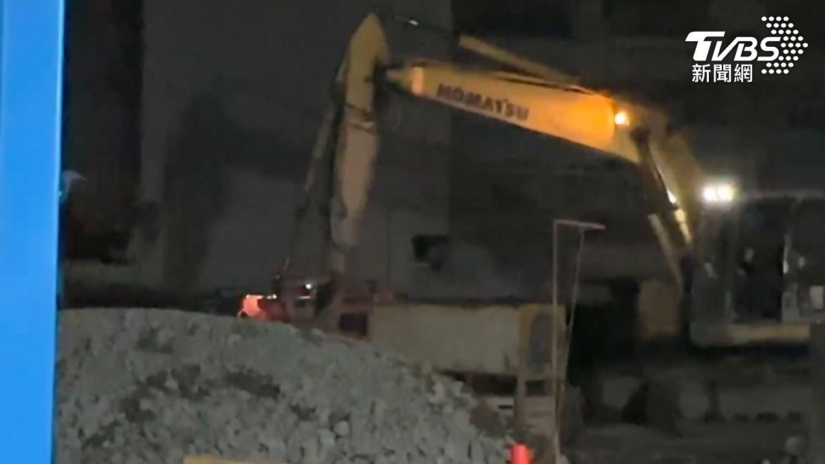 深夜工地疑似違規施工,挖斷地下電纜586戶半夜停電。(圖/TVBS)