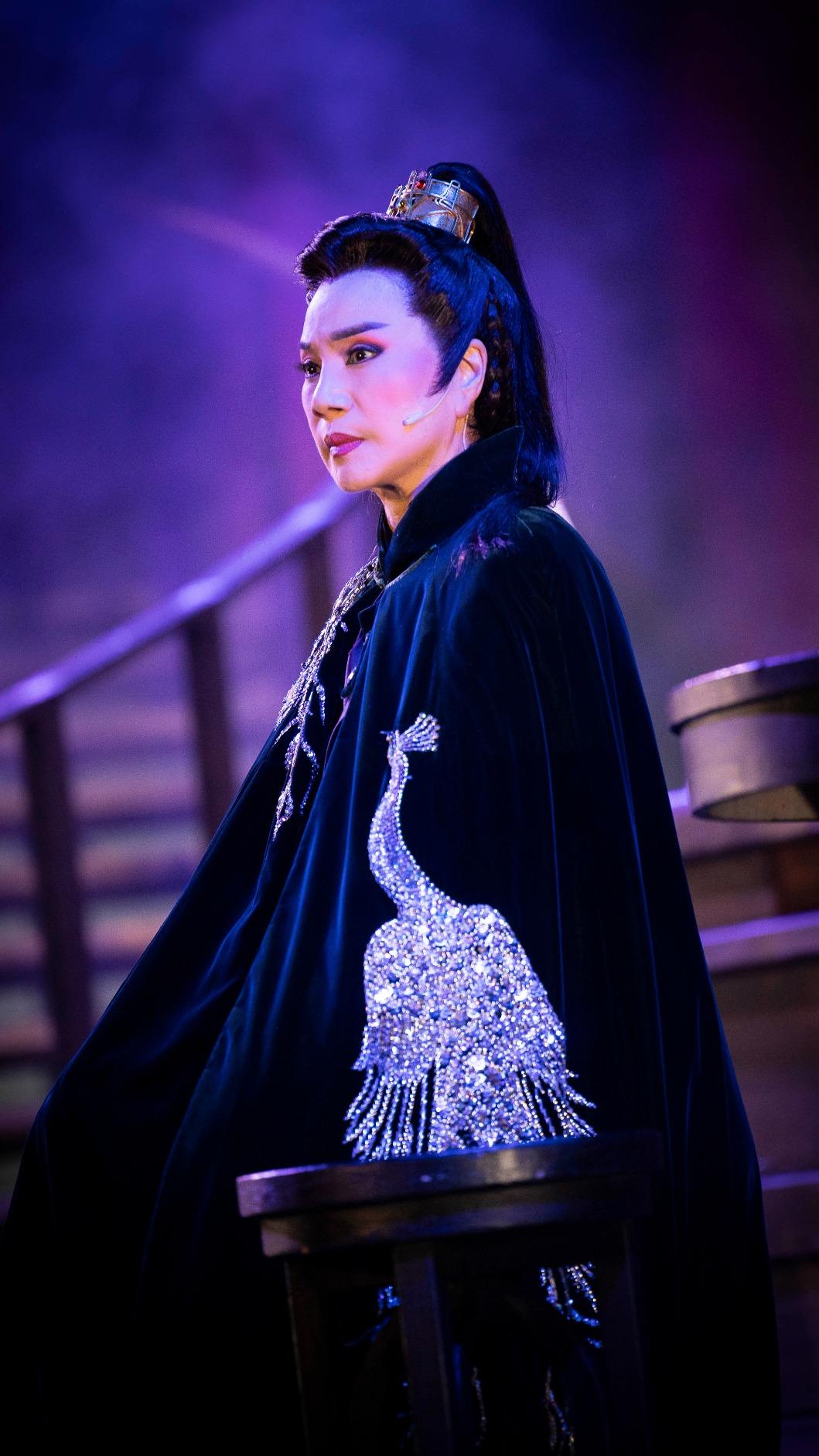 唐美雲在《孟婆客棧》中飾演負責管理客棧的萬千帆。(圖/唐美雲歌仔戲團提供)