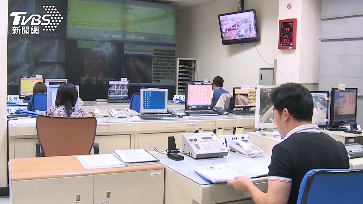 行控中心每月進行電話聯繫演練外，還舉辦季度演練及年度大規模模擬演習。(圖／TVBS)
