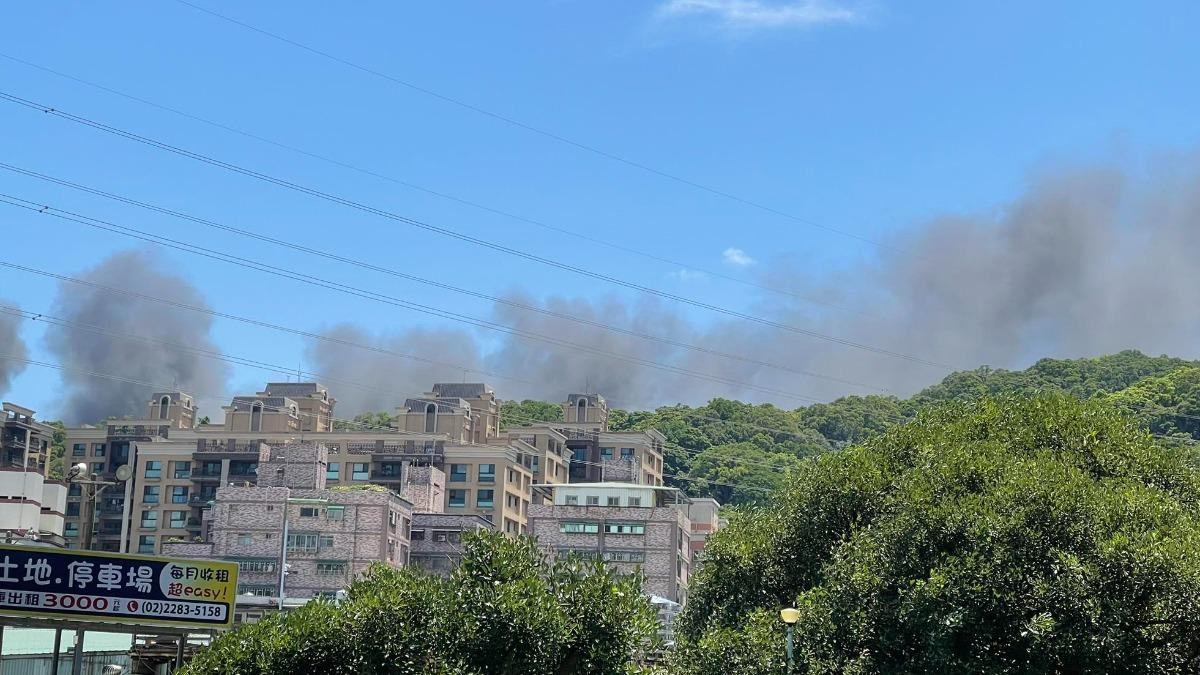 快訊/新北五股新建工地大火 誇張濃煙滿布山林