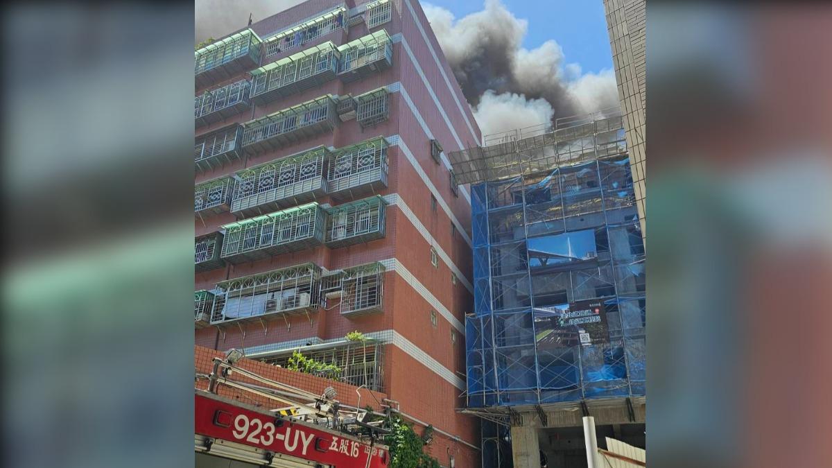 現場6樓頂不斷木出大量濃煙。(圖/翻攝新北市議員陳明義)