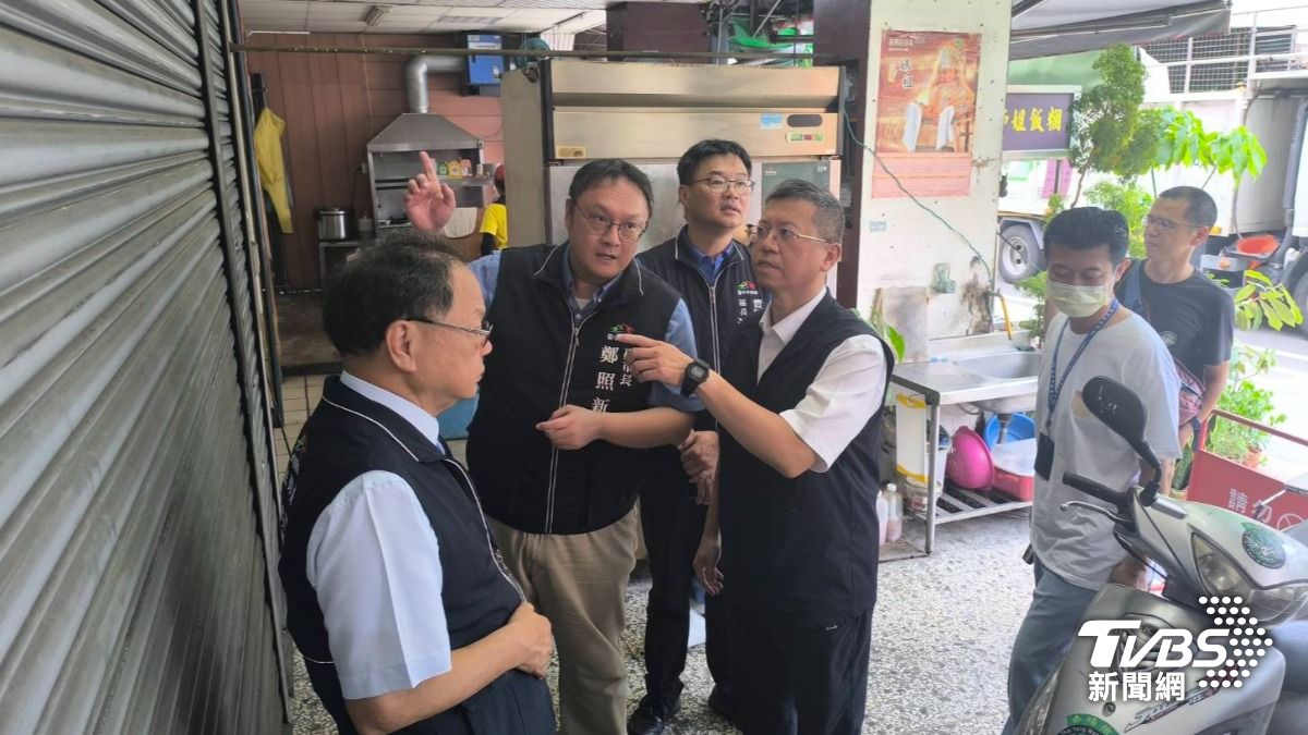 今日副市長鄭照新也抵達王姓一家五口家了解狀況。（圖／林冠丞攝）