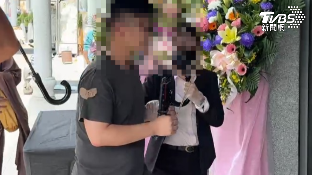 彭兒手捧母親牌位,一路護送。(圖/TVBS)