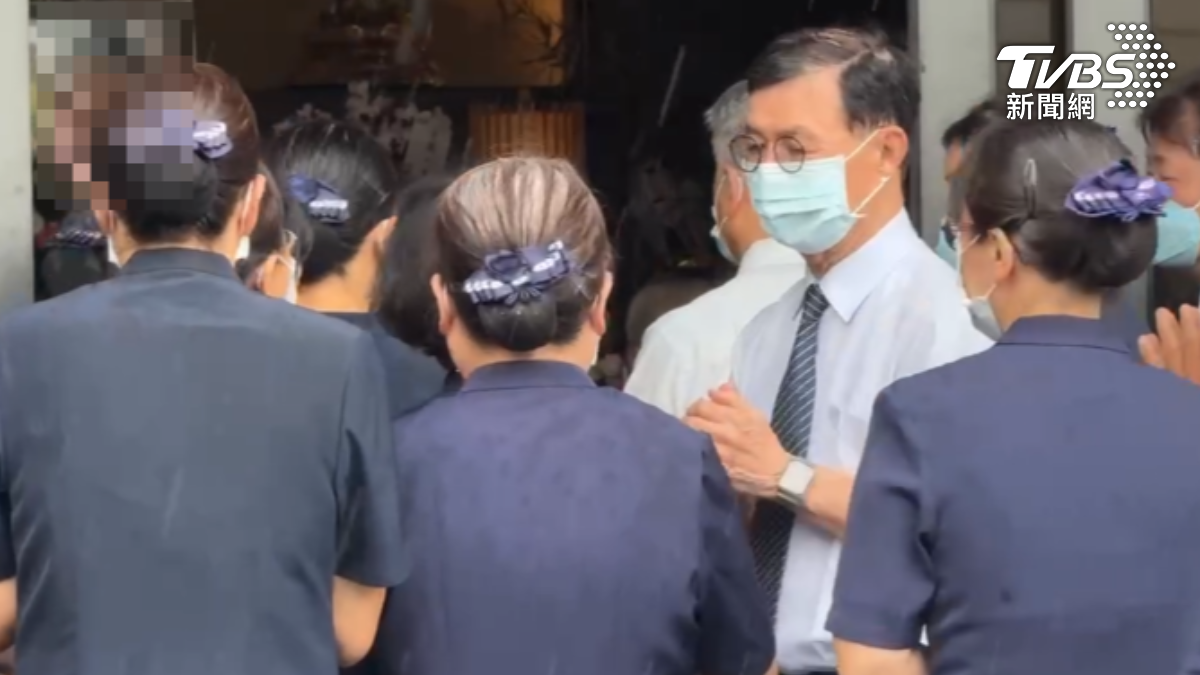 現場下起小雨,場面哀戚。(圖/TVBS)