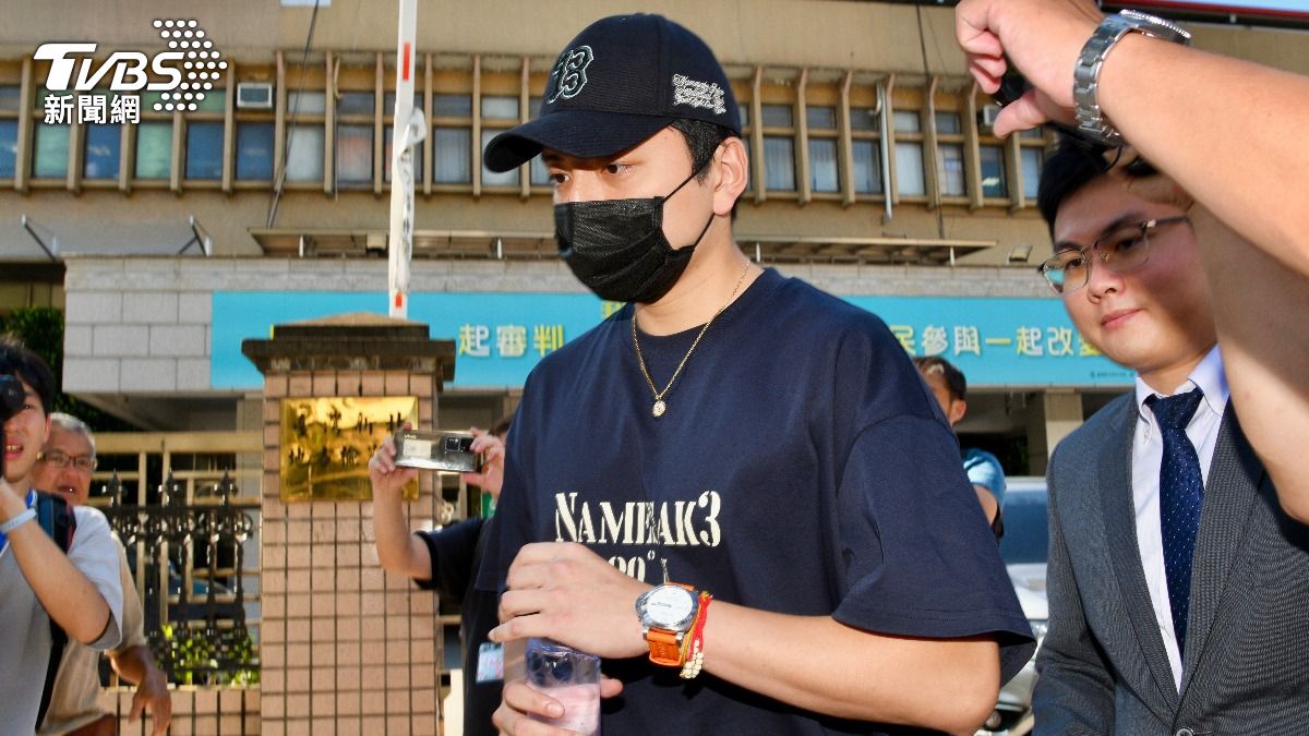 王大陸面對媒體依舊不發一語快速上車離開。(圖/胡瑞麒攝)